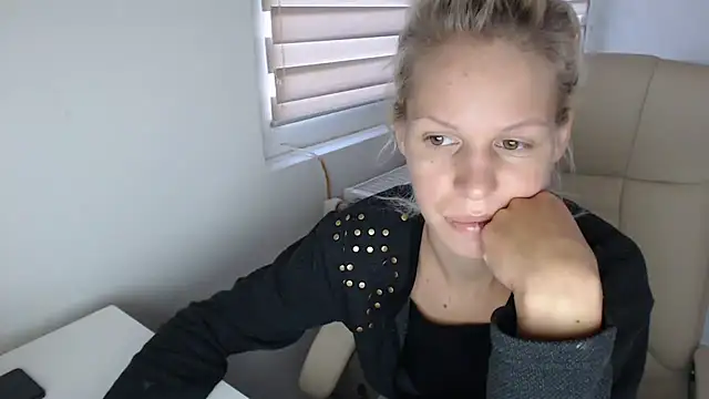 Snapshot of ElssaRush chatting on 09-09-25, 05:17 ElssaRush online show from 09-09-25, 05:17