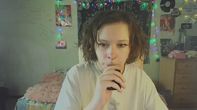 Snapshot of Lil_foxxx chatting on 10-15-25, 12:35 Lil foxxx online show from 10-15-25, 12:35