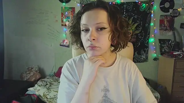Snapshot of Lil_foxxx chatting on 10-18-25, 11:23 Lil foxxx online show from 10-18-25, 11:23