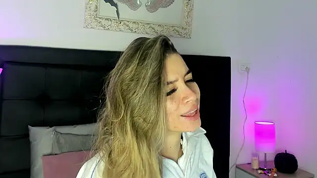 Lola Blondie online show from 10-28-25, 12:26