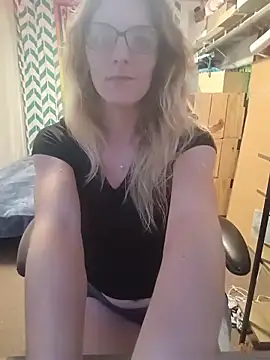 Snapshot of AlicePayne chatting on 12-18-25, 01:55 AlicePayne online show from 12-18-25, 01:55