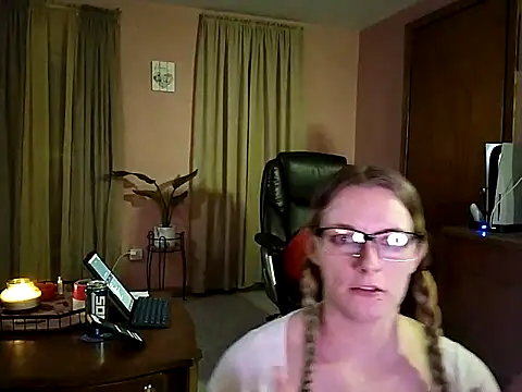 Snapshot of AlicePayne chatting on 03-10-25, 05:11 AlicePayne online show from 03-10-25, 05:11