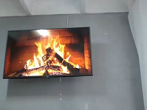 Snapshot of DaphneRosses chatting on 09-24-25, 02:01 DaphneRosses online show from 09-24-25, 02:01