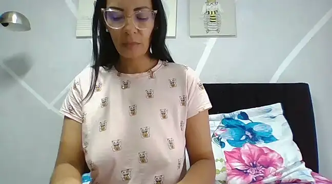 Snapshot of DaphneRosses chatting on 03-19-25, 02:35 DaphneRosses online show from 03-19-25, 02:35