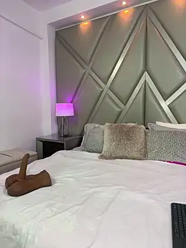 AlesiaCooper online show from 12-15-25, 08:03