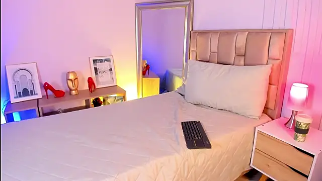 naia xo online show from 11-06-25, 08:57