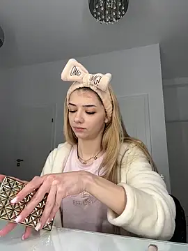 Snapshot of Barbie69Doll chatting on 03-20-25, 05:35 Barbie69Doll online show from 03-20-25, 05:35