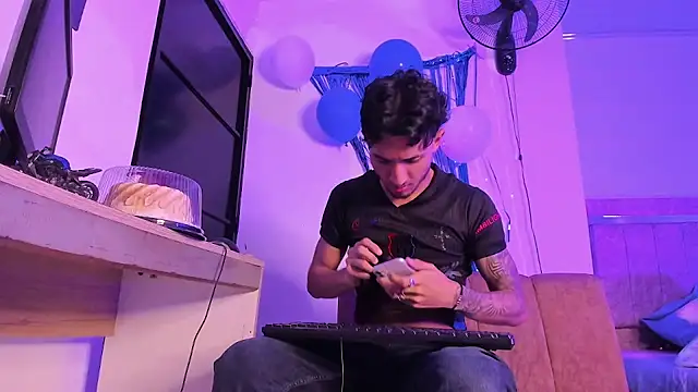 Snapshot of Zayn_kane chatting on 09-20-25, 07:08 Zayn kane online show from 09-20-25, 07:08