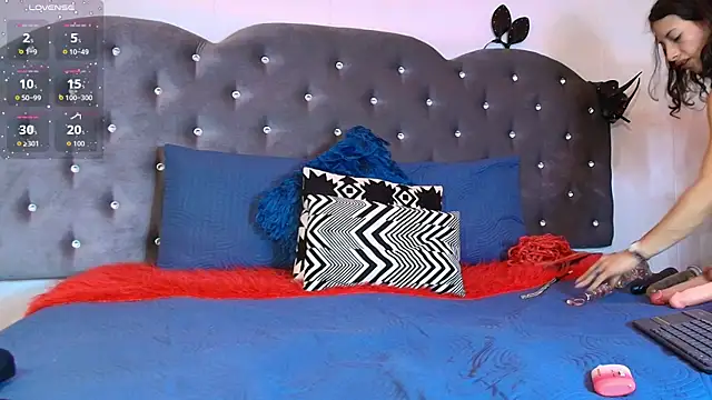 Lia Valmont online show from 12-04-25, 12:15