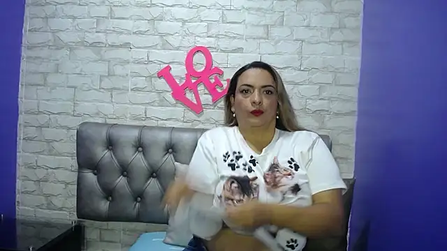 Snapshot of Milf-Prettyboobs chatting on 05-11-26, 05:10 Milf-Prettyboobs online show from 05-11-26, 05:10