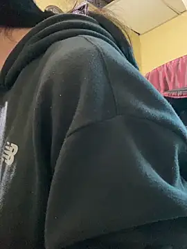 Snapshot of val_zx chatting on 09-18-25, 06:44 val zx online show from 09-18-25, 06:44