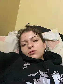 Snapshot of val_zx chatting on 10-17-25, 11:56 val zx online show from 10-17-25, 11:56