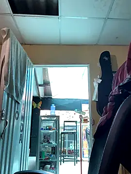 Snapshot of val_zx chatting on 09-17-25, 03:47 val zx online show from 09-17-25, 03:47