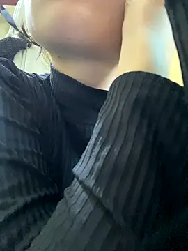 Snapshot of val_zx chatting on 10-18-25, 04:42 val zx online show from 10-18-25, 04:42