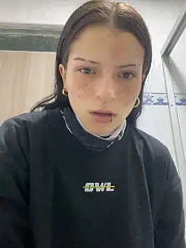 Snapshot of val_zx chatting on 10-25-25, 11:16 val zx online show from 10-25-25, 11:16