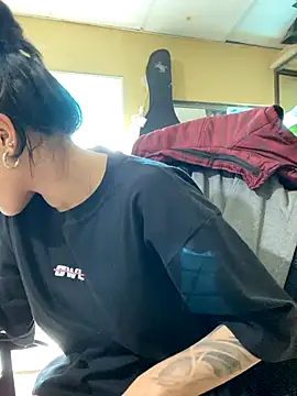 Snapshot of val_zx chatting on 10-16-25, 05:21 val zx online show from 10-16-25, 05:21