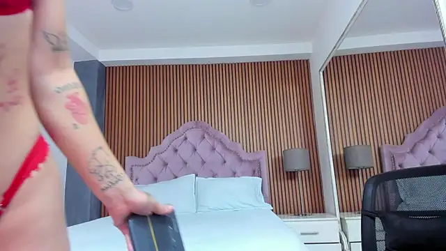 NaomiFrost online show from 10-30-25, 01:42