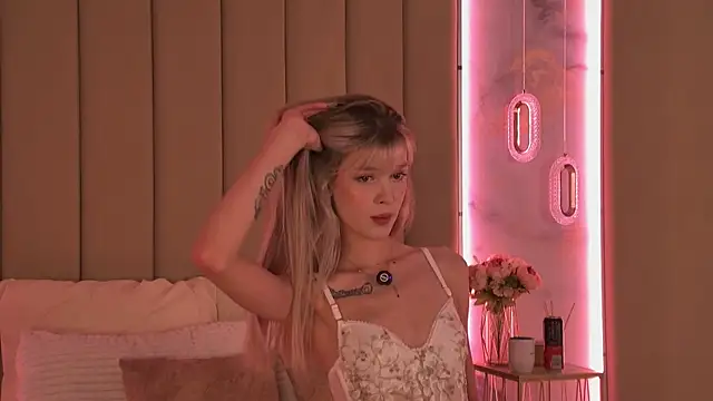 Snapshot of BellaSecrett chatting on 09-14-25, 02:39 BellaSecrett online show from 09-14-25, 02:39
