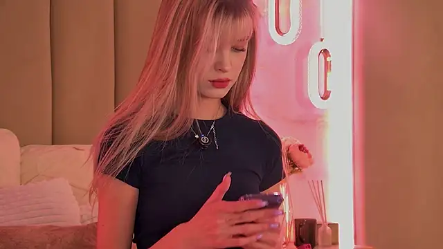 Snapshot of BellaSecrett chatting on 09-16-25, 02:40 BellaSecrett online show from 09-16-25, 02:40