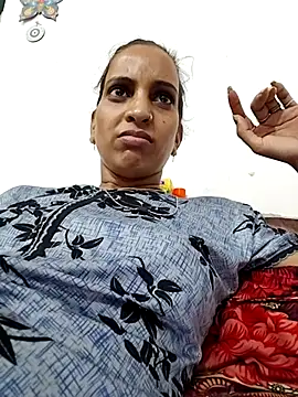 Hotty-Nidhi online show from 05-20-26, 04:42