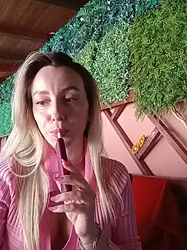 Snapshot of AlexisWhit chatting on 05-16-26, 08:35 AlexisWhit online show from 05-16-26, 08:35
