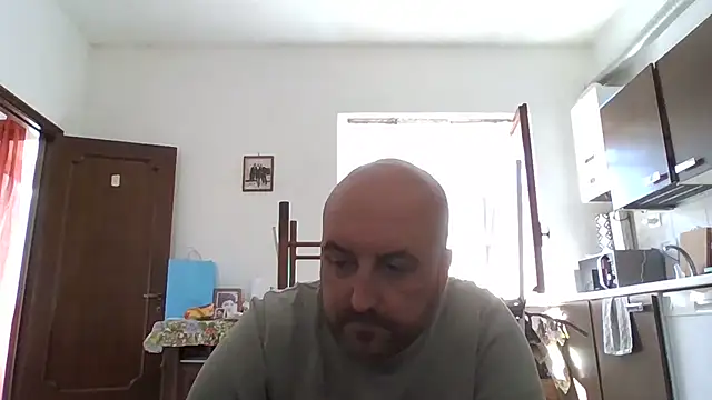 Snapshot of maxxxio12 chatting on 04-25-26, 10:29 maxxxio12 online show from 04-25-26, 10:29