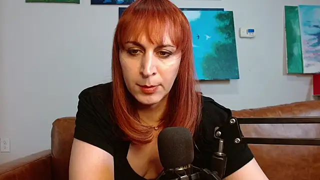 Snapshot of ChewyCandy chatting on 10-31-25, 01:35 ChewyCandy online show from 10-31-25, 01:35