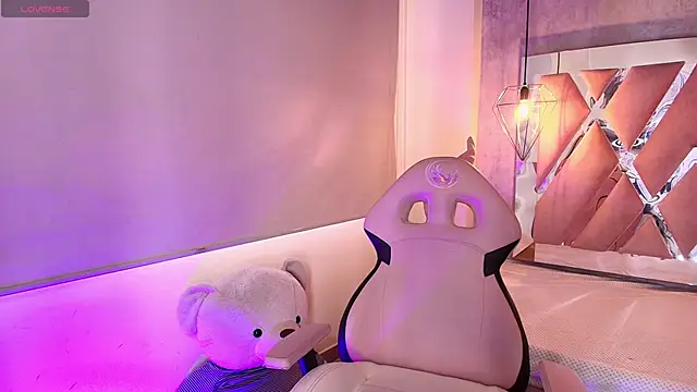 adara evanss online show from 11-25-25, 06:30