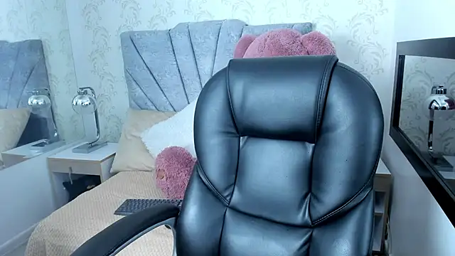 Lilith Thompson online show from 03-10-25, 12:06