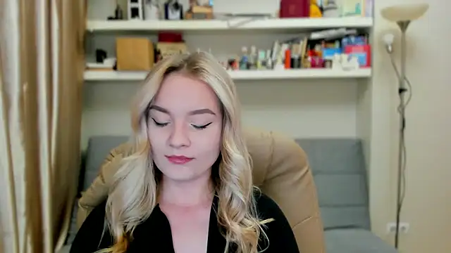 Kara Smith  online show from 10-04-25, 10:44