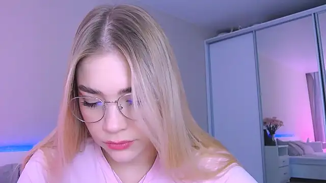 Snapshot of DIANAxxxDIAMOND chatting on 10-11-25, 08:15 DIANAxxxDIAMOND online show from 10-11-25, 08:15