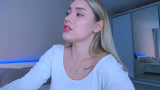 Snapshot of DIANAxxxDIAMOND chatting on 10-15-25, 08:11 DIANAxxxDIAMOND online show from 10-15-25, 08:11