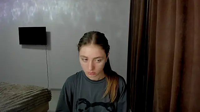Snapshot of LilyHaart chatting on 10-15-25, 04:11 LilyHaart online show from 10-15-25, 04:11