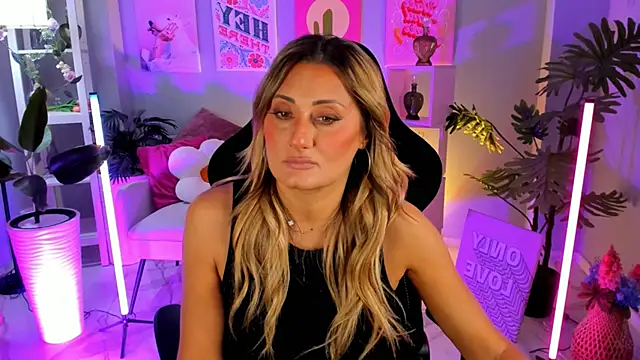 Snapshot of SarahAlluring chatting on 10-20-25, 11:00 SarahAlluring online show from 10-20-25, 11:00