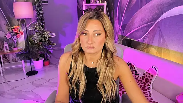 Snapshot of SarahAlluring chatting on 09-11-25, 11:54 SarahAlluring online show from 09-11-25, 11:54