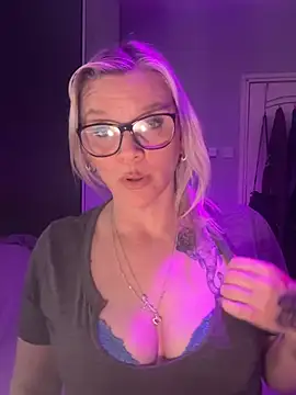 Curvy-Cleo online show from 04-12-26, 08:34