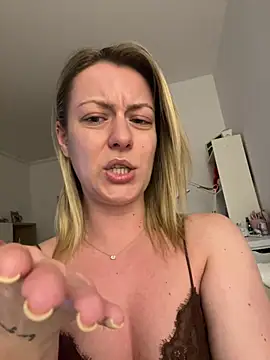 Snapshot of AnnastasiaMills chatting on 04-19-26, 08:44 AnnastasiaMills online show from 04-19-26, 08:44