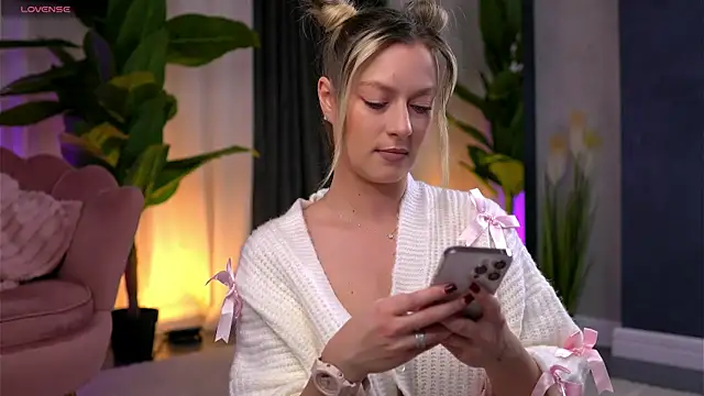 Snapshot of AnnastasiaMills chatting on 11-15-25, 08:46 AnnastasiaMills online show from 11-15-25, 08:46