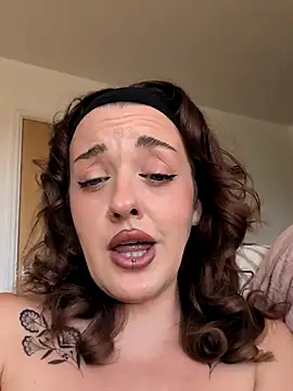 Snapshot of Petite_Juicy_Olive chatting on 07-13-26, 11:31 Petite Juicy Olive online show from 07-13-26, 11:31