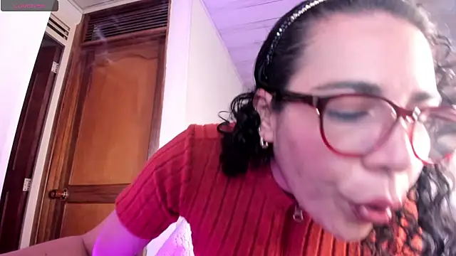 Snapshot of mia_velvet1 chatting on 05-06-26, 12:53 mia velvet1 online show from 05-06-26, 12:53