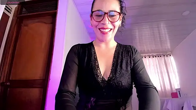 Snapshot of mia_velvet1 chatting on 05-14-26, 01:30 mia velvet1 online show from 05-14-26, 01:30