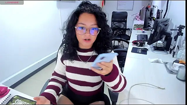 Snapshot of jenn_cg chatting on 11-03-25, 07:39 jenn cg online show from 11-03-25, 07:39