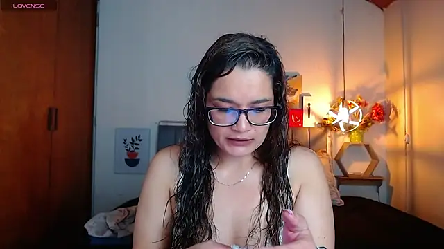 Snapshot of Rose_Thompson1 chatting on 09-09-25, 01:42 Rose Thompson1 online show from 09-09-25, 01:42