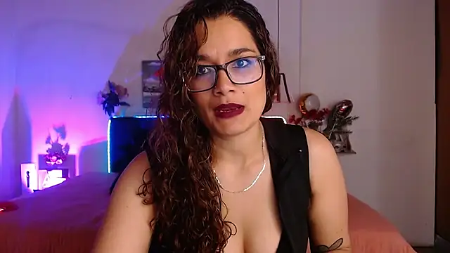 Snapshot of Rose_Thompson1 chatting on 10-17-25, 01:57 Rose Thompson1 online show from 10-17-25, 01:57