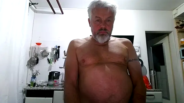 Snapshot of Berg_Boy chatting on 05-12-26, 10:16 Berg Boy online show from 05-12-26, 10:16