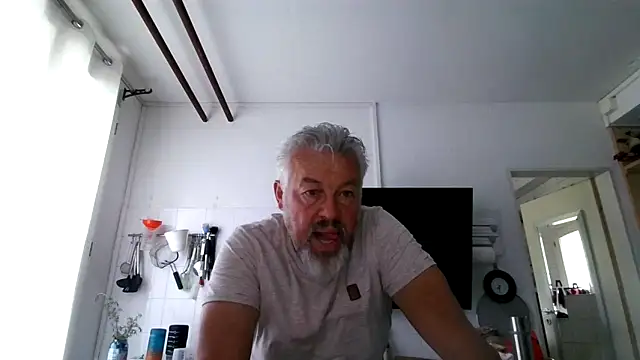 Snapshot of Berg_Boy chatting on 05-09-26, 05:33 Berg Boy online show from 05-09-26, 05:33