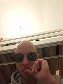 Snapshot of svenpfeifer chatting on 05-17-26, 02:44 svenpfeifer online show from 05-17-26, 02:44