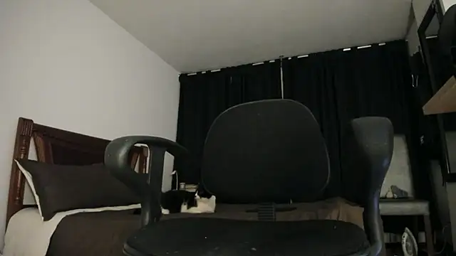 Hat girl online show from 01-15-26, 04:05