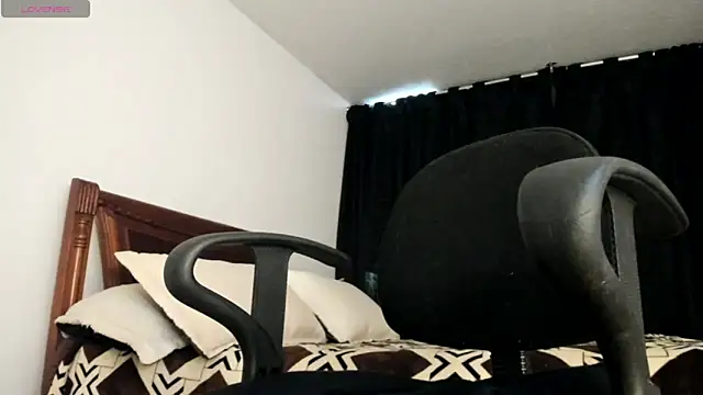 Snapshot of Hat_girl chatting on 05-12-26, 09:43 Hat girl online show from 05-12-26, 09:43