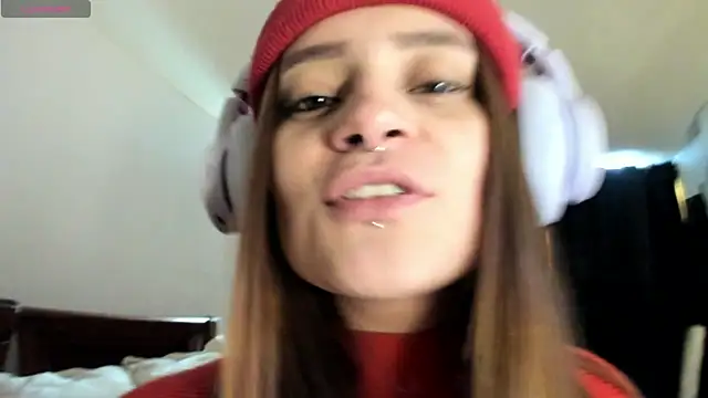 Snapshot of Hat_girl chatting on 05-22-26, 09:35 Hat girl online show from 05-22-26, 09:35